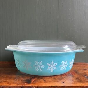 Vintage Teal Snowflake Pyrex 1.5 QT Casserole Dish with Lid